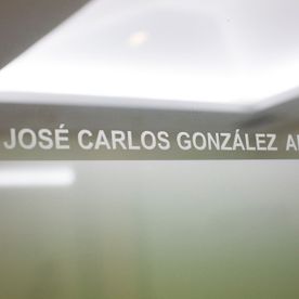 Abogado José Carlos González Fernández letrero en vidrio